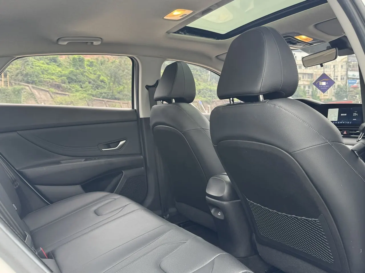 Открыть галерею: Hyundai 2021 Elantra -3-compartment 1.5 stepless LUX premium automatic gear