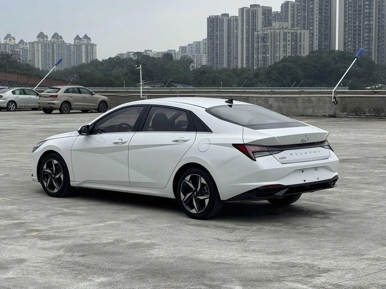 Hyundai 2021 Elantra -3-compartment 1.5 stepless LUX premium automatic gear 4