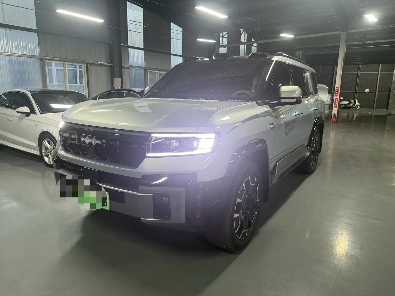 Open image lightbox: FangChengBao 2025 Leopard 8 2.0T Stepless Zhiyong Flagship Edition 7-seat Automatic Gear