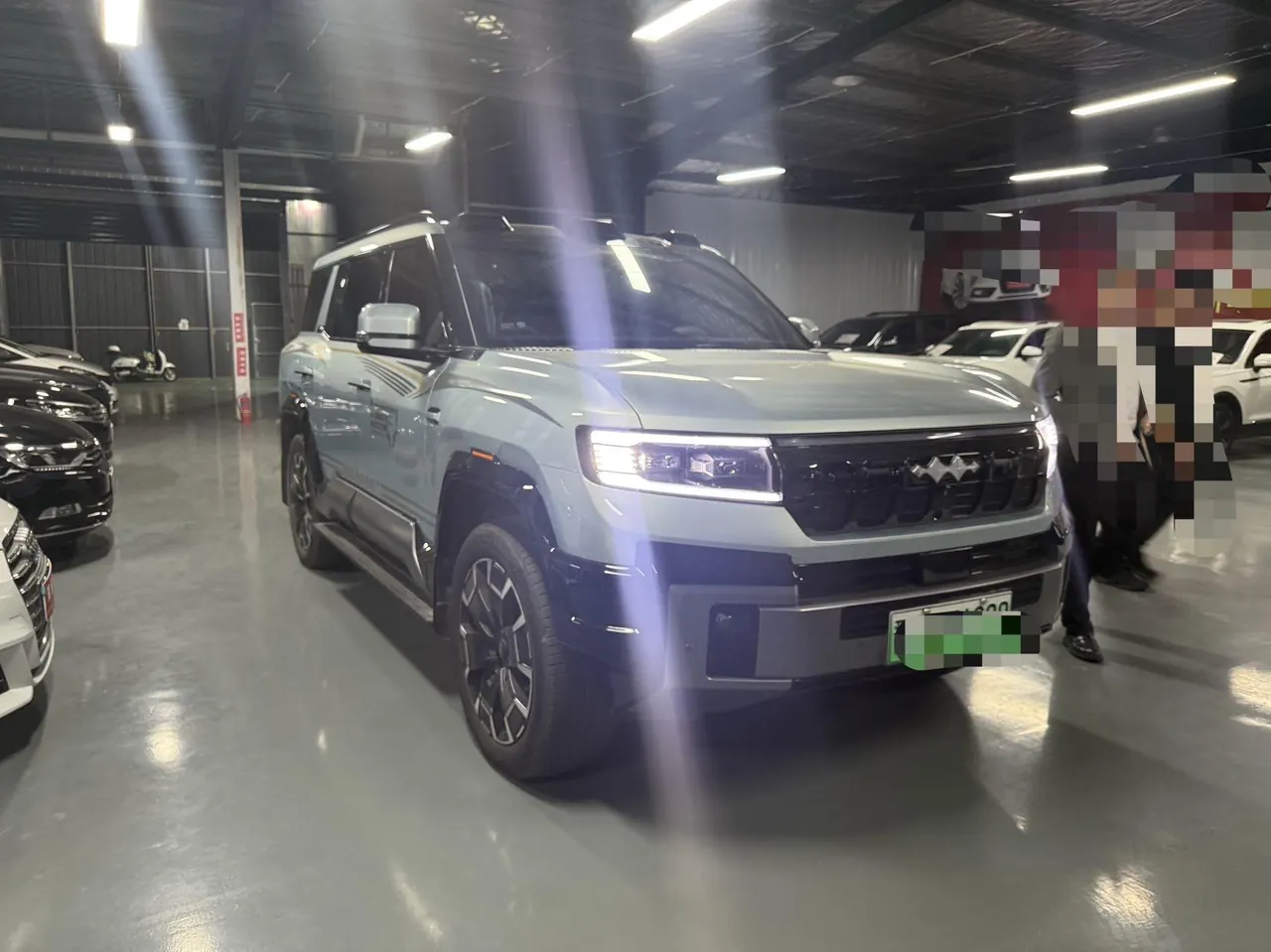 FangChengBao 2025 Leopard 8 2.0T Stepless Zhiyong Flagship Edition 7-seat Automatic Gear 2