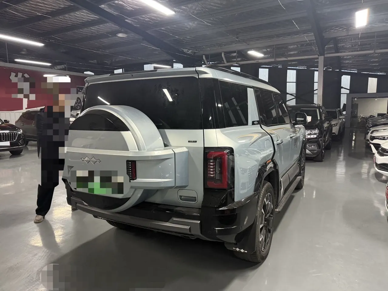 FangChengBao 2025 Leopard 8 2.0T Stepless Zhiyong Flagship Edition 7-seat Automatic Gear 3