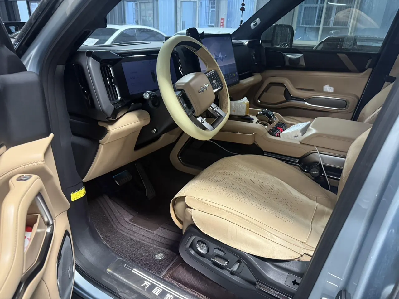 FangChengBao 2025 Leopard 8 2.0T Stepless Zhiyong Flagship Edition 7-seat Automatic Gear 4
