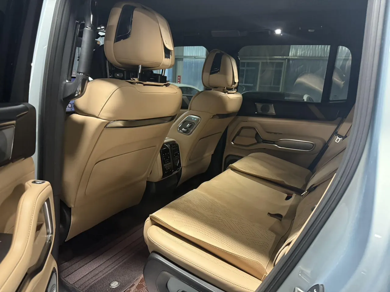FangChengBao 2025 Leopard 8 2.0T Stepless Zhiyong Flagship Edition 7-seat Automatic Gear 5
