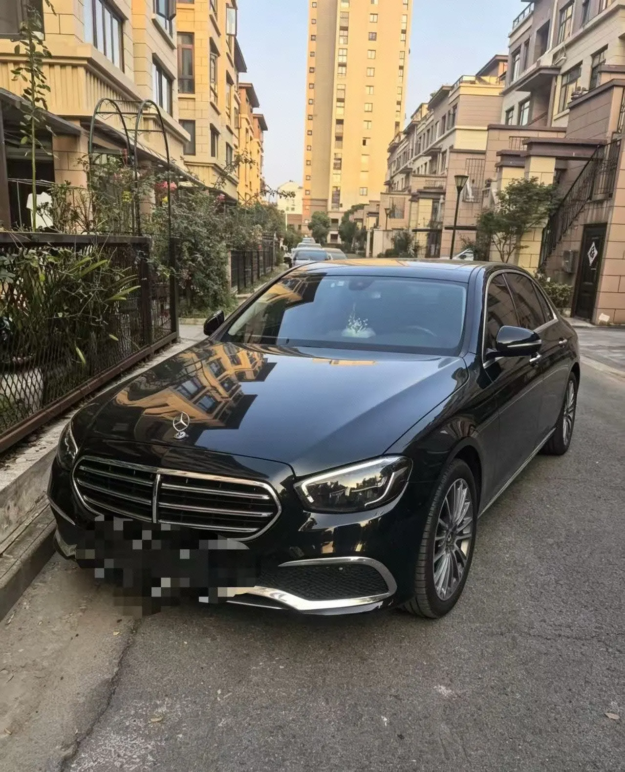 Открыть галерею: Mercedes Benz E-Class New Energy 2021 E 350 e L 2.0T Sports Automatic