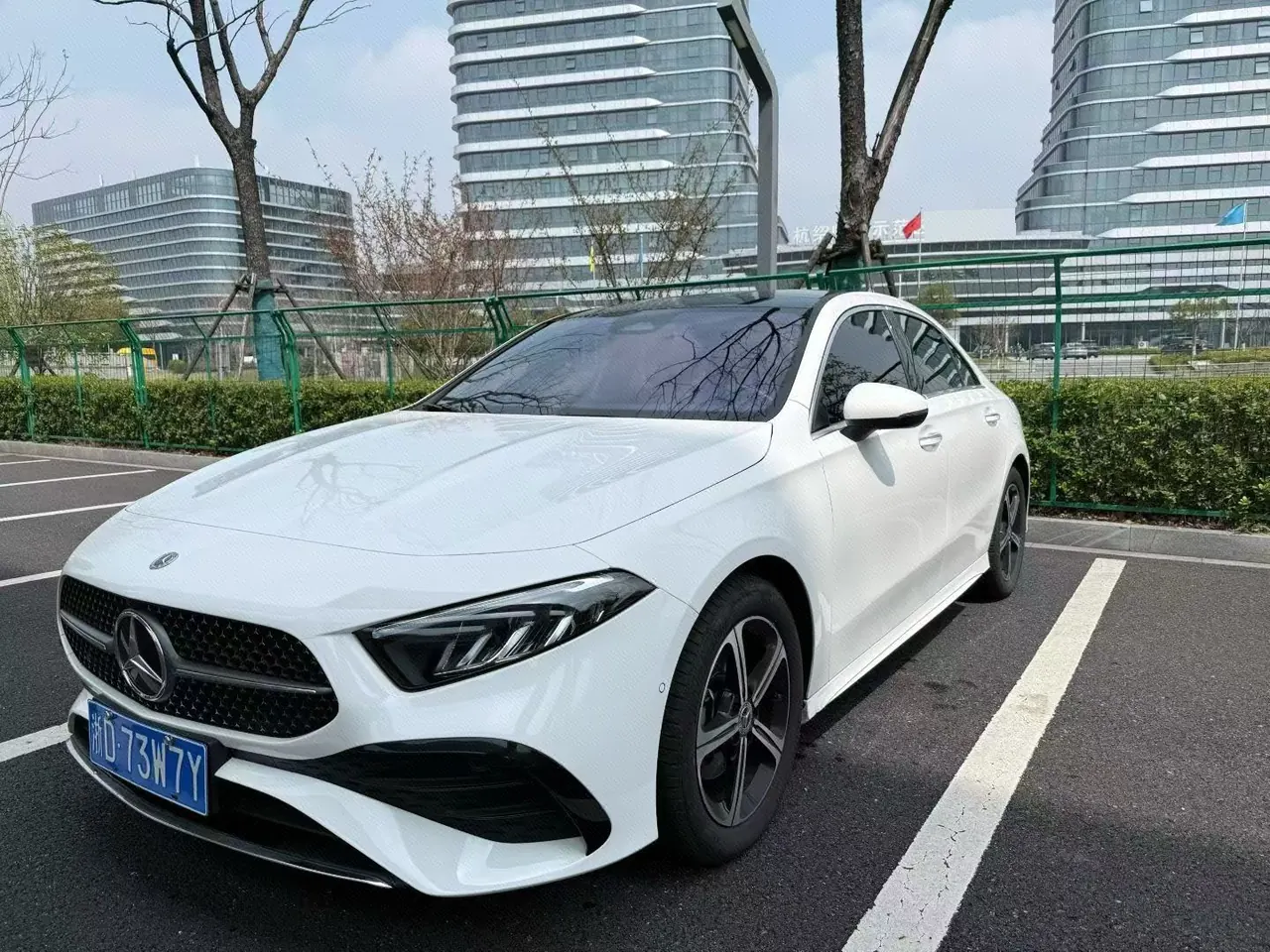 Открыть галерею: Mercedes Benz A- Class 2024 model A 200 L 1.3T Luxury Edition Automatic