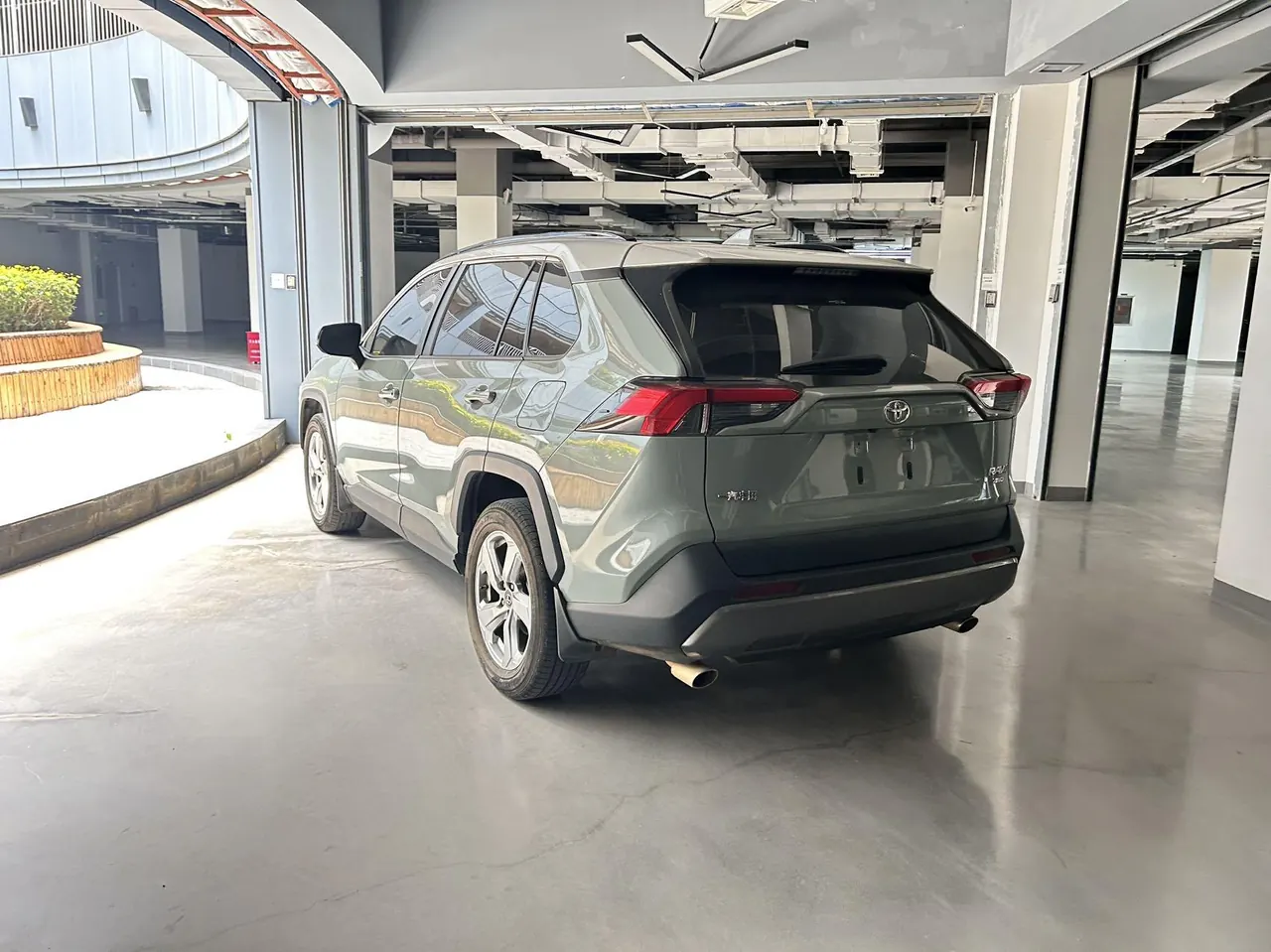 Toyota 2020 RAV4 Rongfeng 2.0 Stepless Four-wheel Drive Fashion Edition Automatic Gear 3