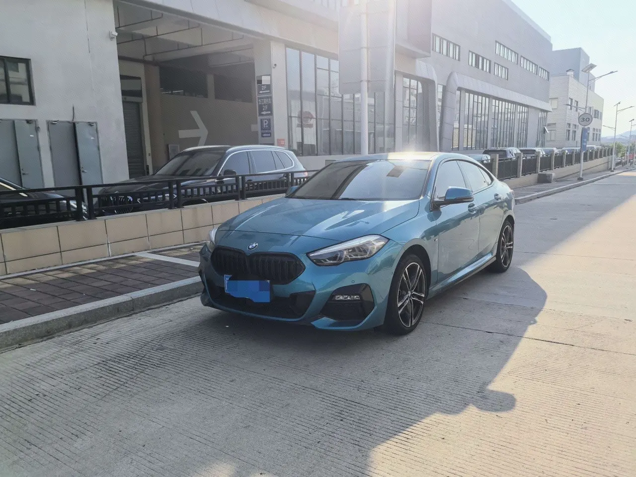 Открыть галерею: BMW 2 Series (Imported) 2021 225i Four-Door Coupe 2.0T M Sports Obsidian Night Suit Automatic Gear