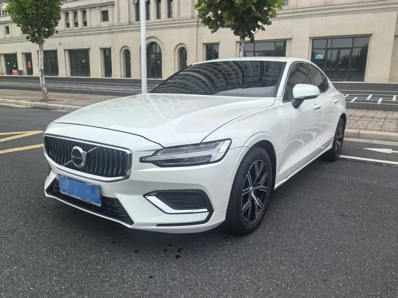 Volvo 2026 S60 48V 2.0T B4 Zhiyi Deluxe Edition Automatic Gear - View 1