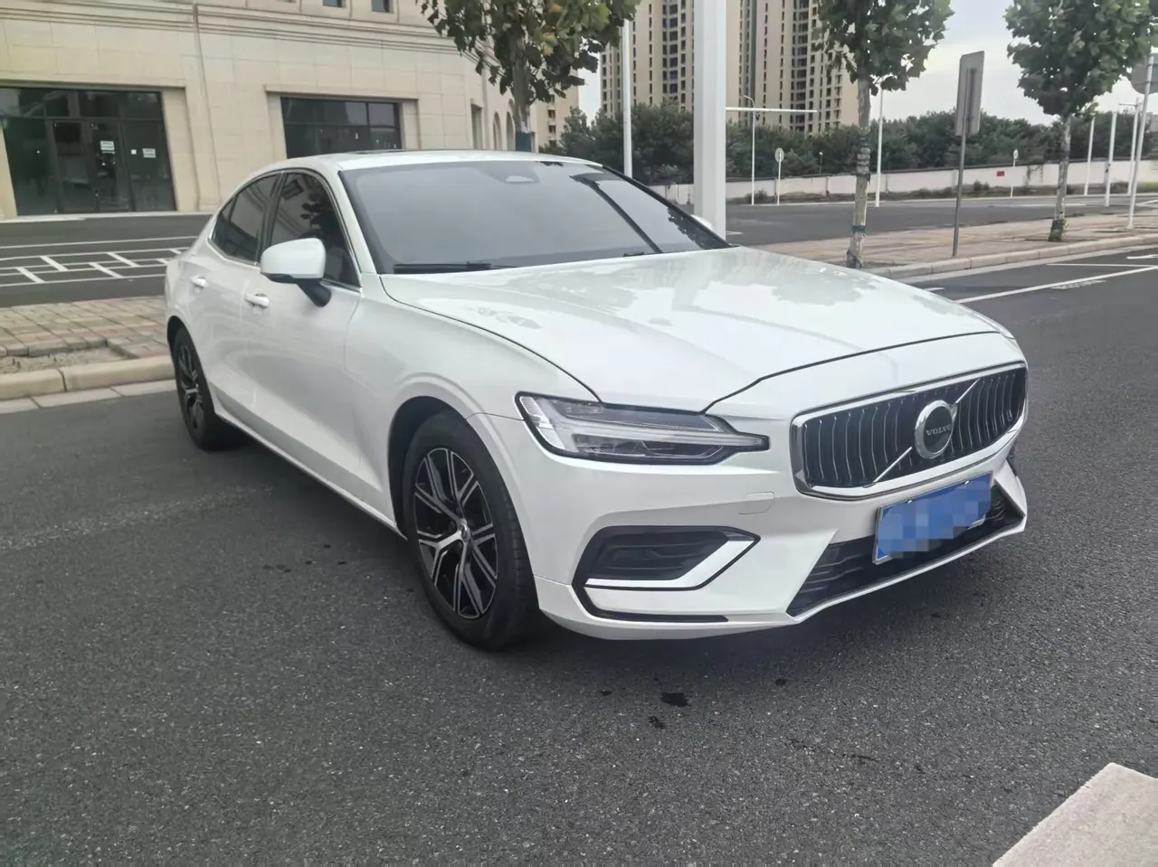 Volvo 2026 S60 48V 2.0T B4 Zhiyi Deluxe Edition Automatic Gear 3