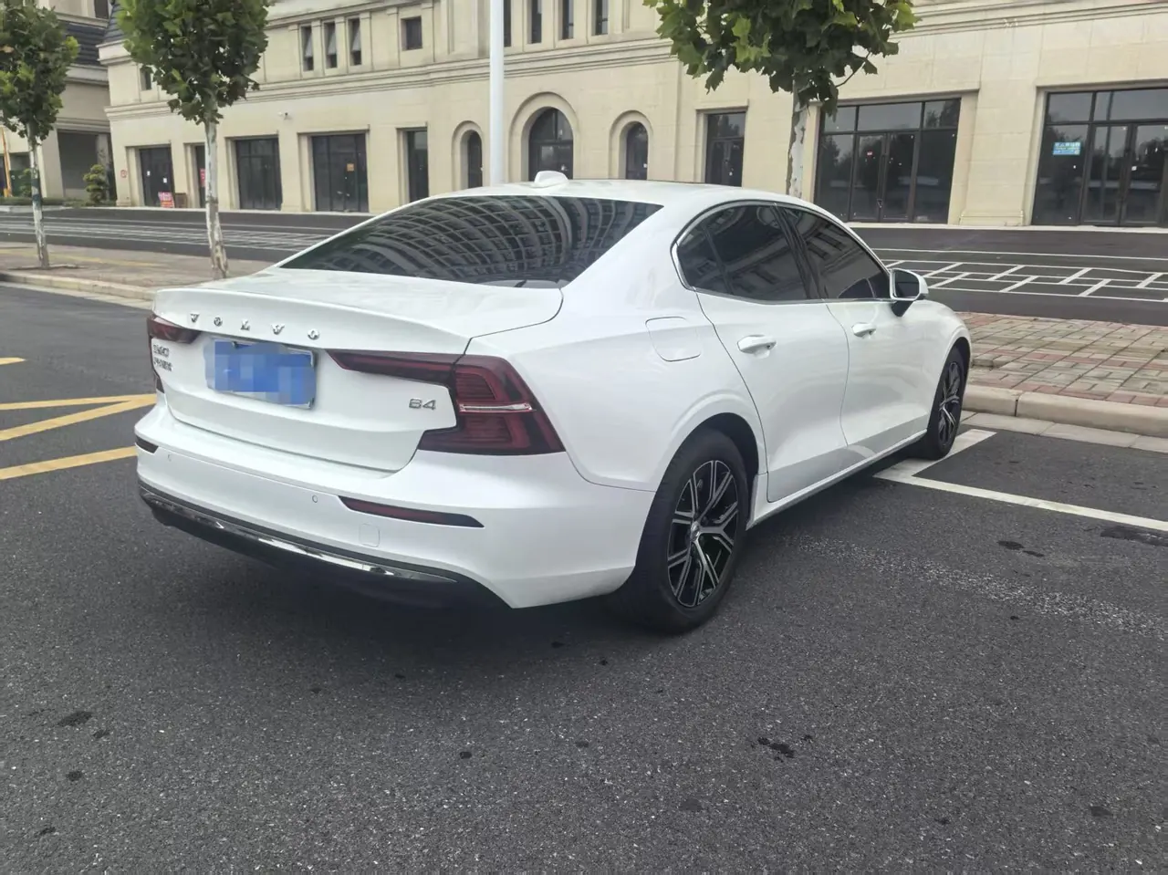 Volvo 2026 S60 48V 2.0T B4 Zhiyi Deluxe Edition Automatic Gear 6