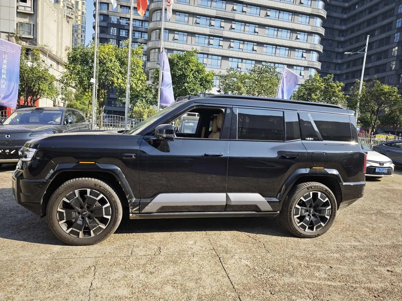FangChengBao 2025 Leopard 8 2.0T Stepless Zhiyong Flagship Edition 7-seat Automatic Gear 3