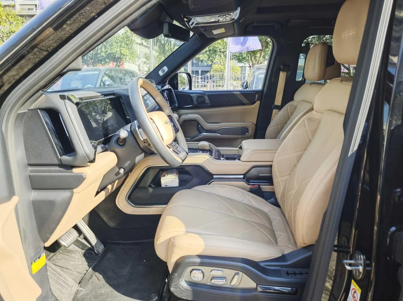 FangChengBao 2025 Leopard 8 2.0T Stepless Zhiyong Flagship Edition 7-seat Automatic Gear 4