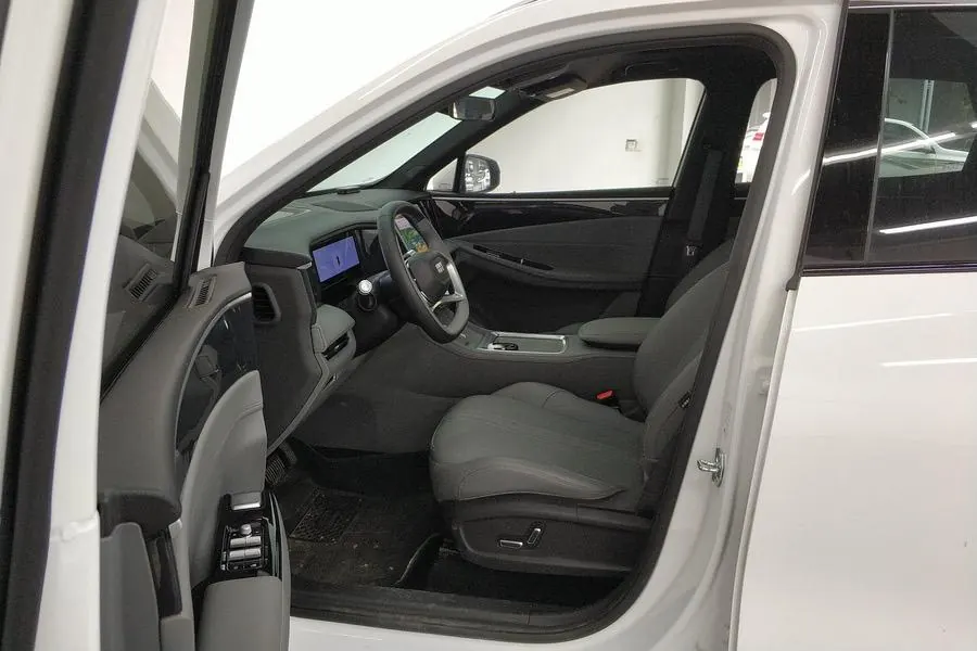 Geely Galaxy 2025 L7 EM-i 1.5 115km Discovery Edition Automatic Gear 4