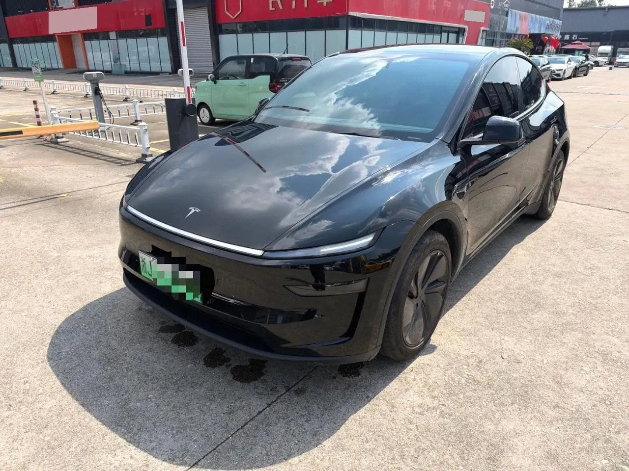 Open image lightbox: Tesla 2025 Model Y rear-wheel drive version automatic transmission