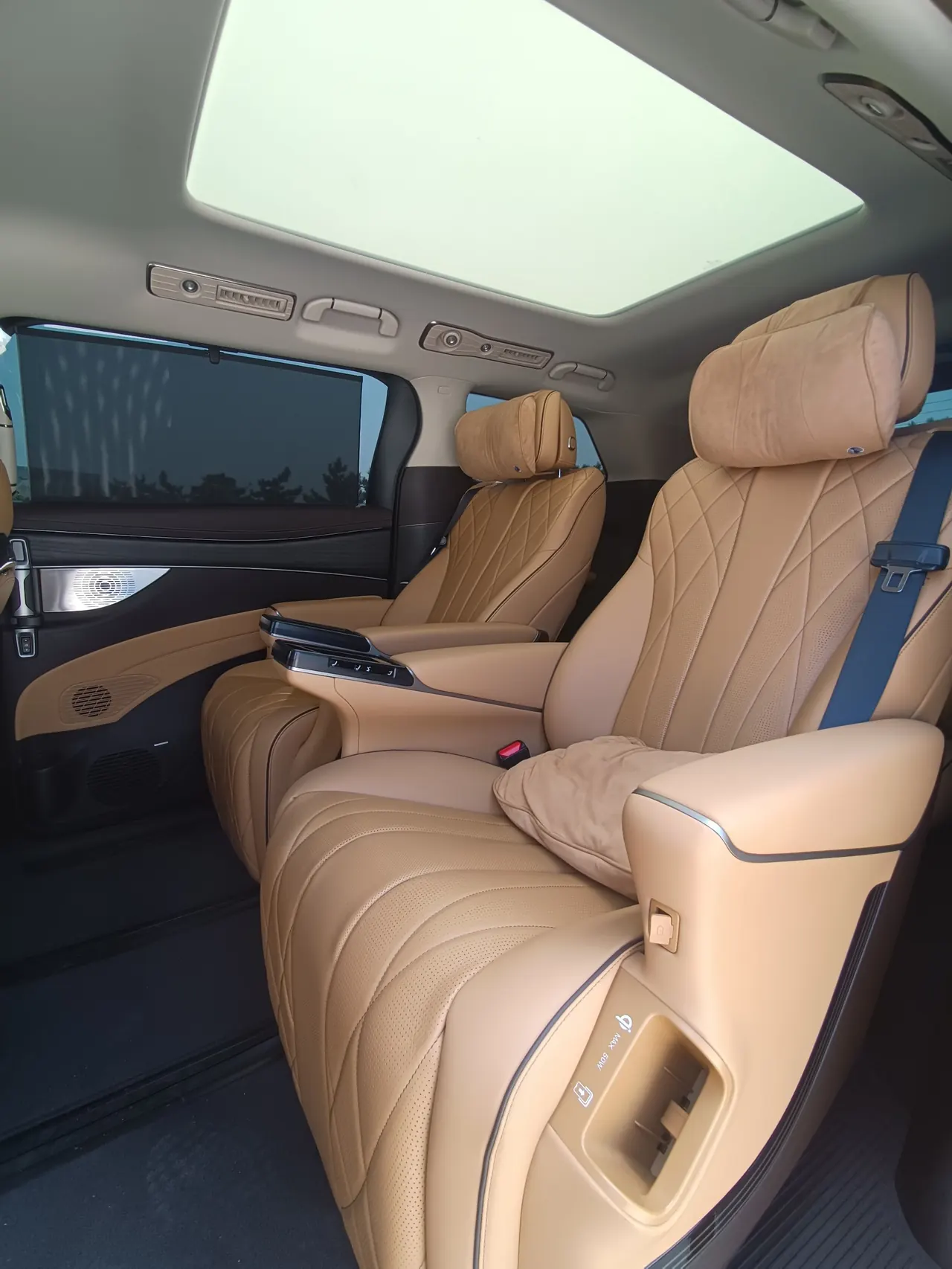 Denza 2024 Denza D9 DM-i 1.5T Stepless 980 Four-wheel Drive Honorable Automatic Gear 4
