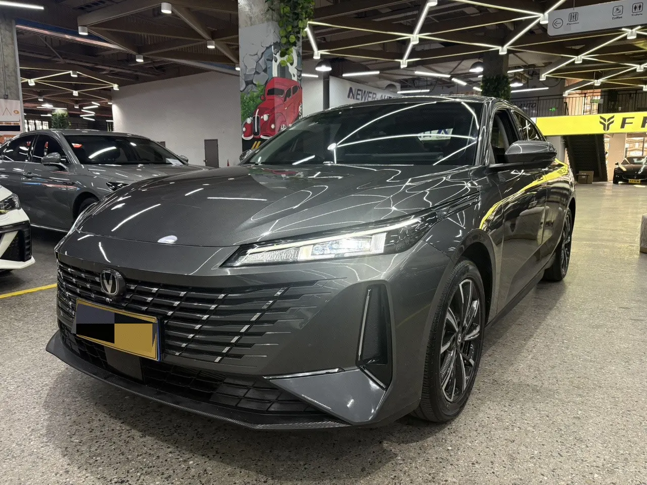Открыть галерею: ChangAn 2024 Yidong 1.5TGDI Honorable Automatic Gear