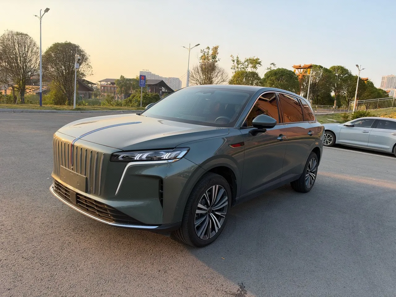 Open image lightbox: HongQi 2026 HS6 PHEV 1.5T 240 Smart Hybrid Automatic Gear