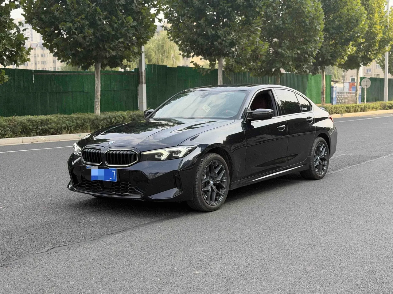 打开图片灯箱:BMW 3 Series 2025 model 330i 2.0T M Sport Night Edition with automatic transmission