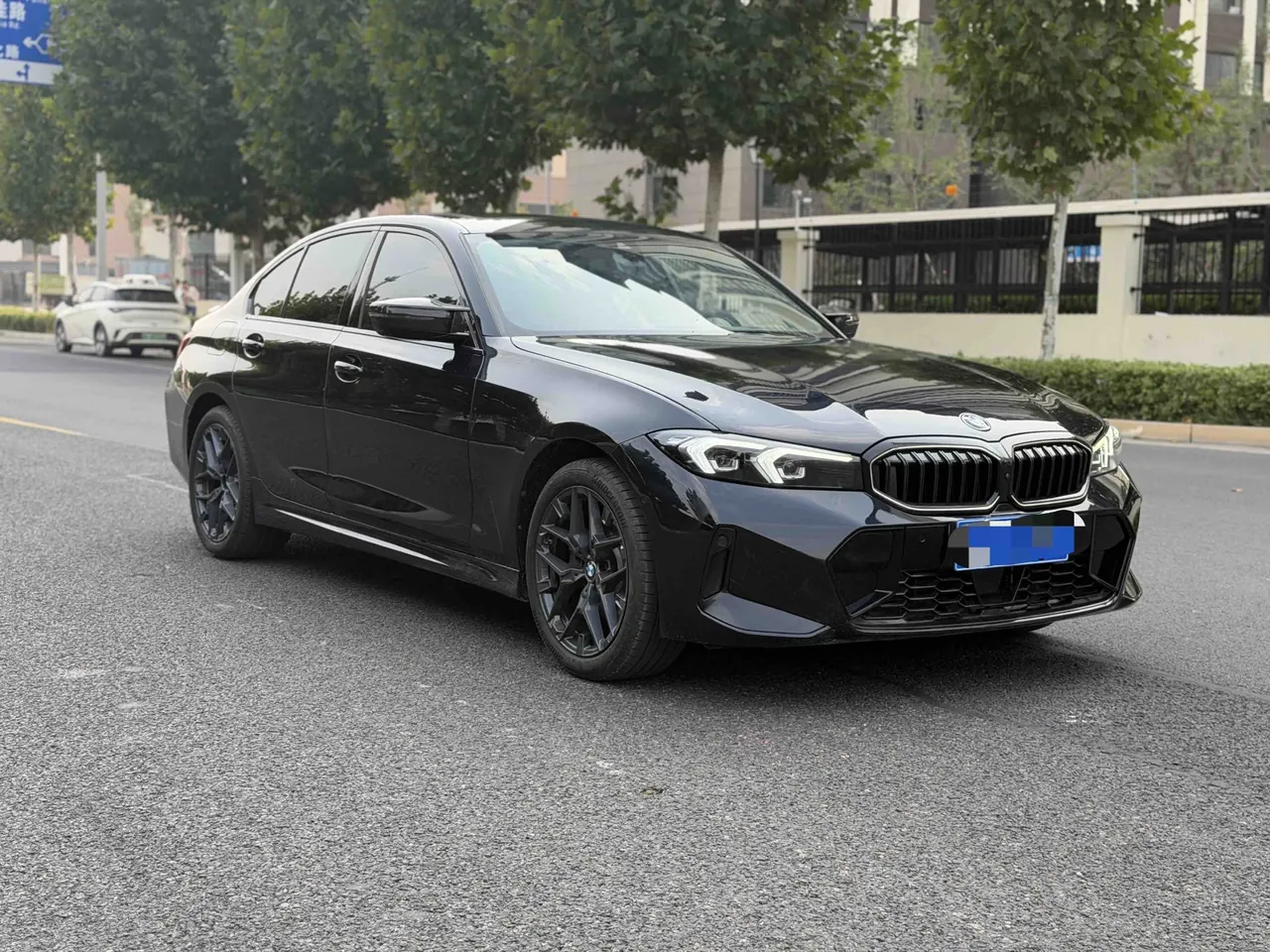 BMW 3 Series 2025 model 330i 2.0T M Sport Night Edition with automatic transmission 5