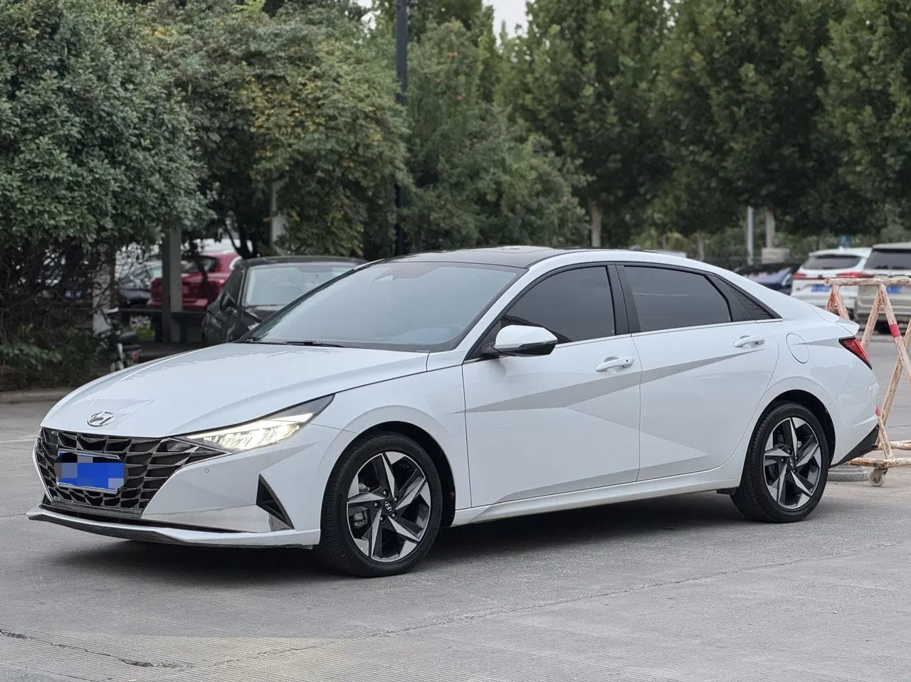Открыть галерею: Hyundai 2022 Elantra -3-compartment 1.5 stepless LUX premium automatic gear
