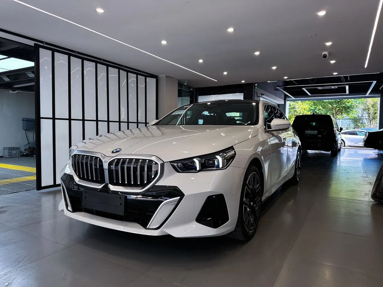 Open image lightbox: BMW 5 series 2024 530Li 48V 2.0T exclusive m sports suit automatic gear