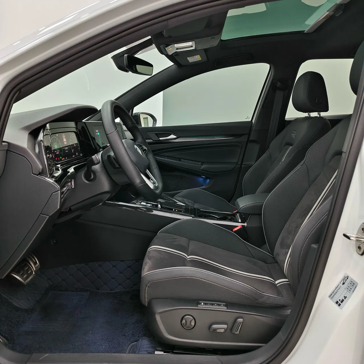 Volkswagen 2023 Golf 8 R-Line 1.4TSI 280TSI Lite Automatic 3