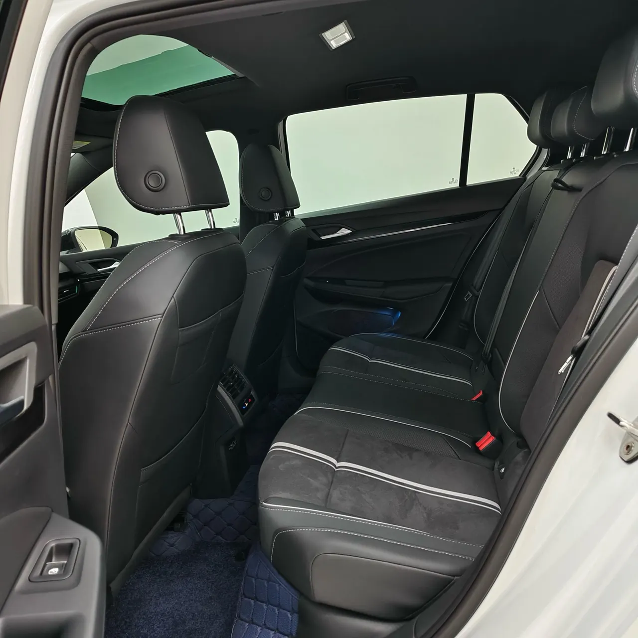 Volkswagen 2023 Golf 8 R-Line 1.4TSI 280TSI Lite Automatic 4