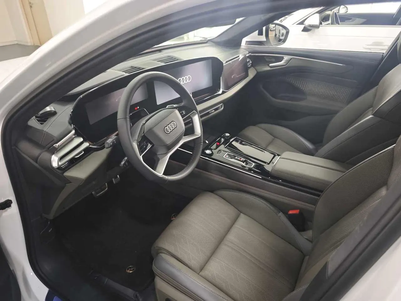 Audi 2026 A6L 2.0T Quattro Enjoy Dynamic Automatic 5