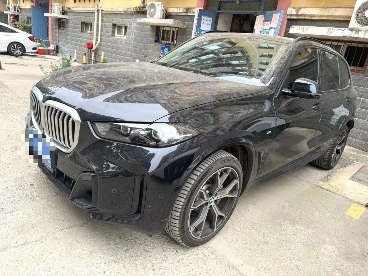 Открыть галерею: BMW 2023 X5 xDrive30Li 48V 2.0T exclusive m sports obsidian night suit automatic gear