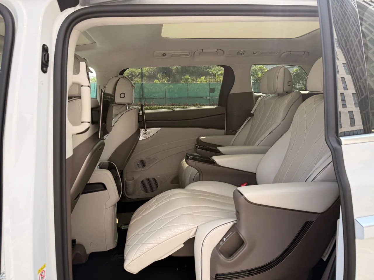 Denza 2022 Denza D9 DM-i 1.5T stepless 970 four-wheel drive flagship automatic gear 6