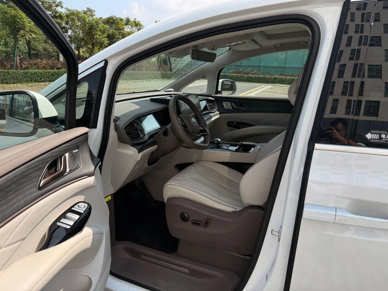 Denza 2022 Denza D9 DM-i 1.5T stepless 970 four-wheel drive flagship automatic gear 7