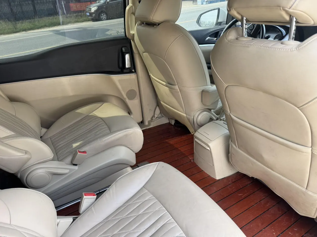 Buick 2023 GL8 Land Business Class 48V 2.0T 652T Luxury Automatic Gear 4