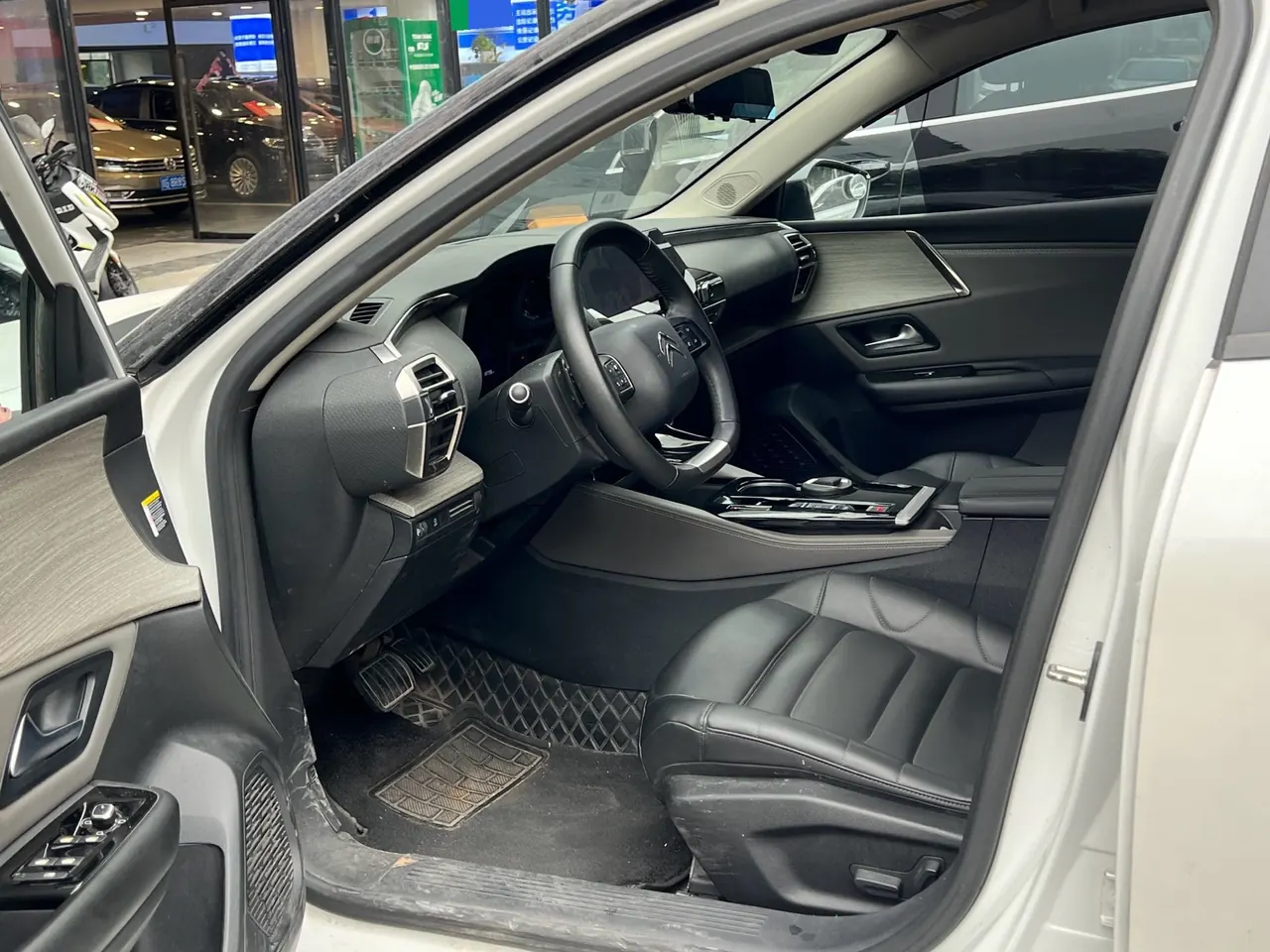 Citroen Versailles C5 X 2022 C5 X 1.6T Enjoy an Uncommon Year of Tiger Opening Edition Automatic Gear 3