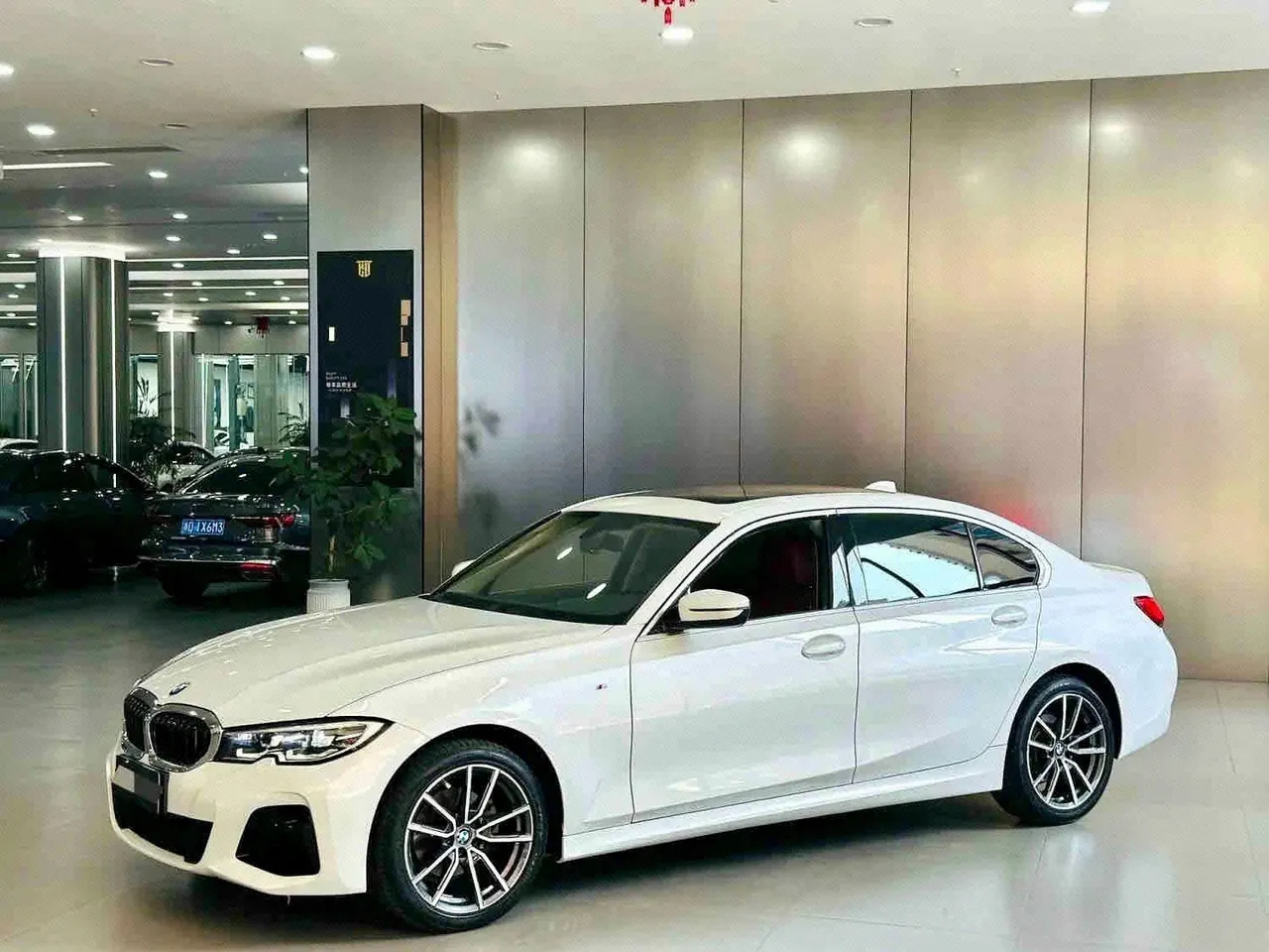 Открыть галерею: BMW 3 Series 2021 320Li 2.0T M Sports Suit Automatic Gear