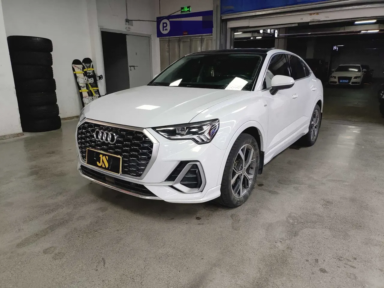 Открыть галерею: Audi 2020 Q3 2.0TFSI 40TFSI Fashion Dynamic Automatic