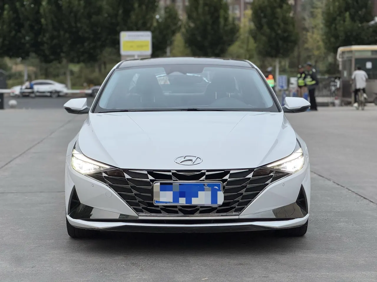 Hyundai 2022 Elantra -3-compartment 1.5 stepless LUX premium automatic gear 2