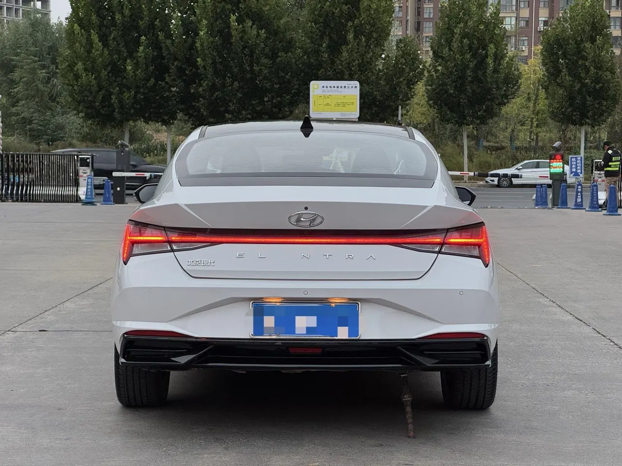 Hyundai 2022 Elantra -3-compartment 1.5 stepless LUX premium automatic gear 4