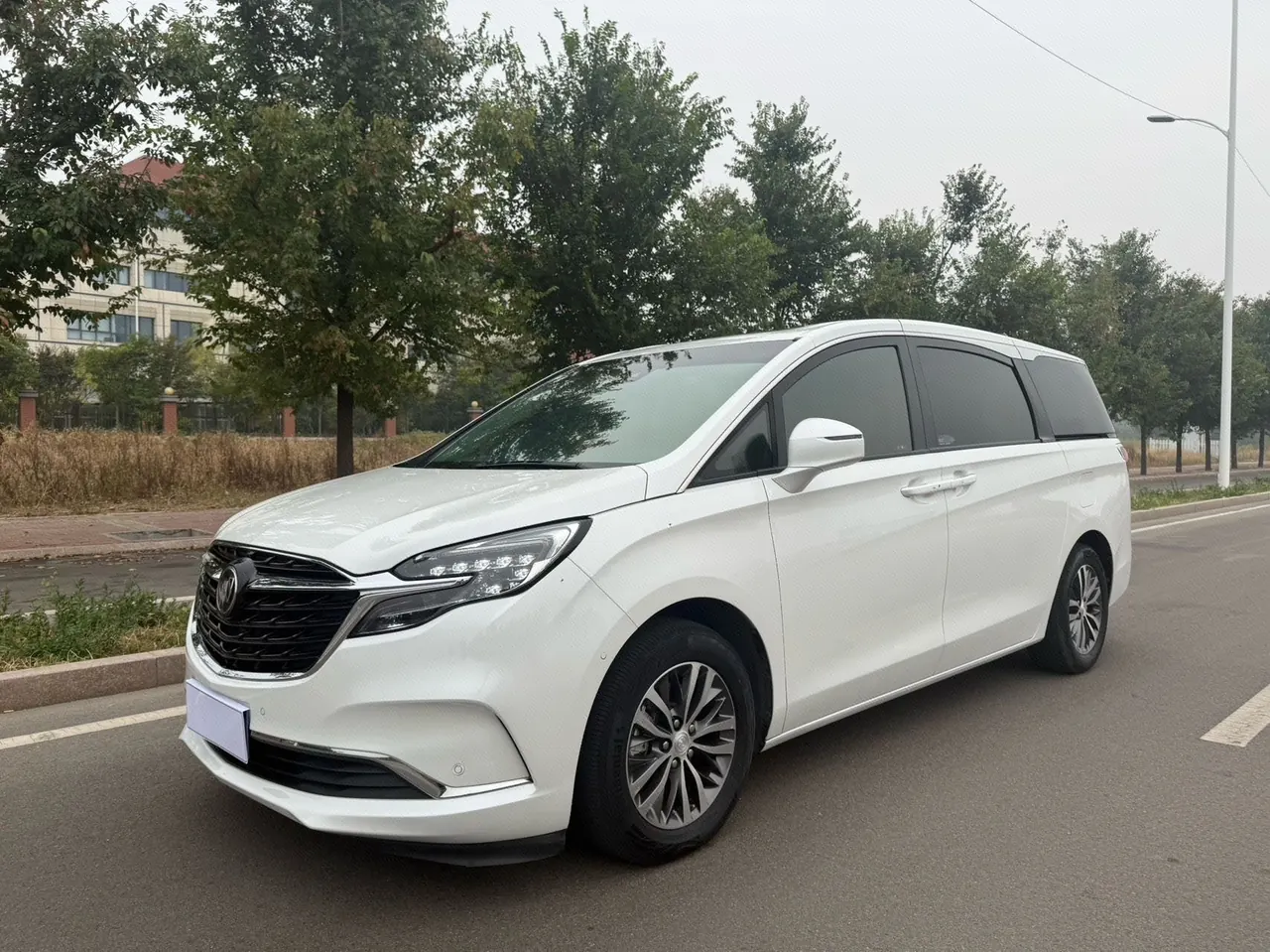 Открыть галерею: Buick 2022 GL8 ES Lu Zun 2.0T 653T Exclusive Automatic Gear