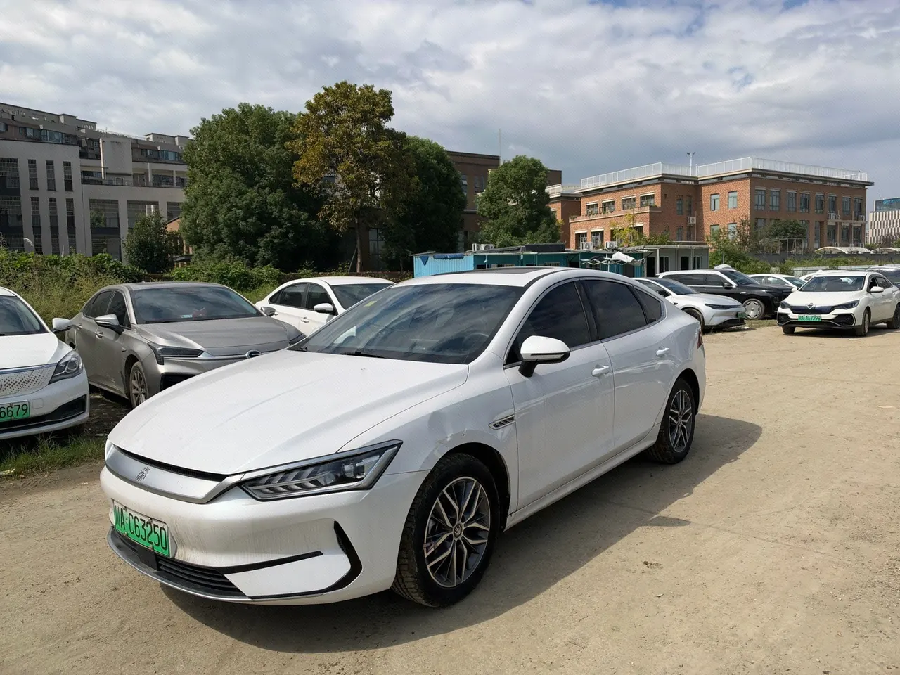 Открыть галерею: BYD 2021 Qin PLUS EV 500KM Travel Edition Automatic Gear