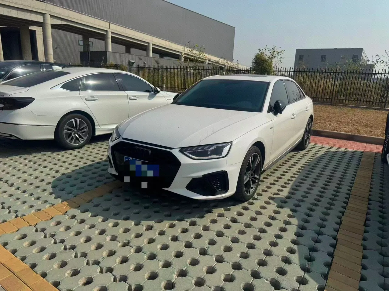 Открыть галерею: Audi 2022 A4L 2.0TFSI 40TFSI Deluxe Dynamic Automatic