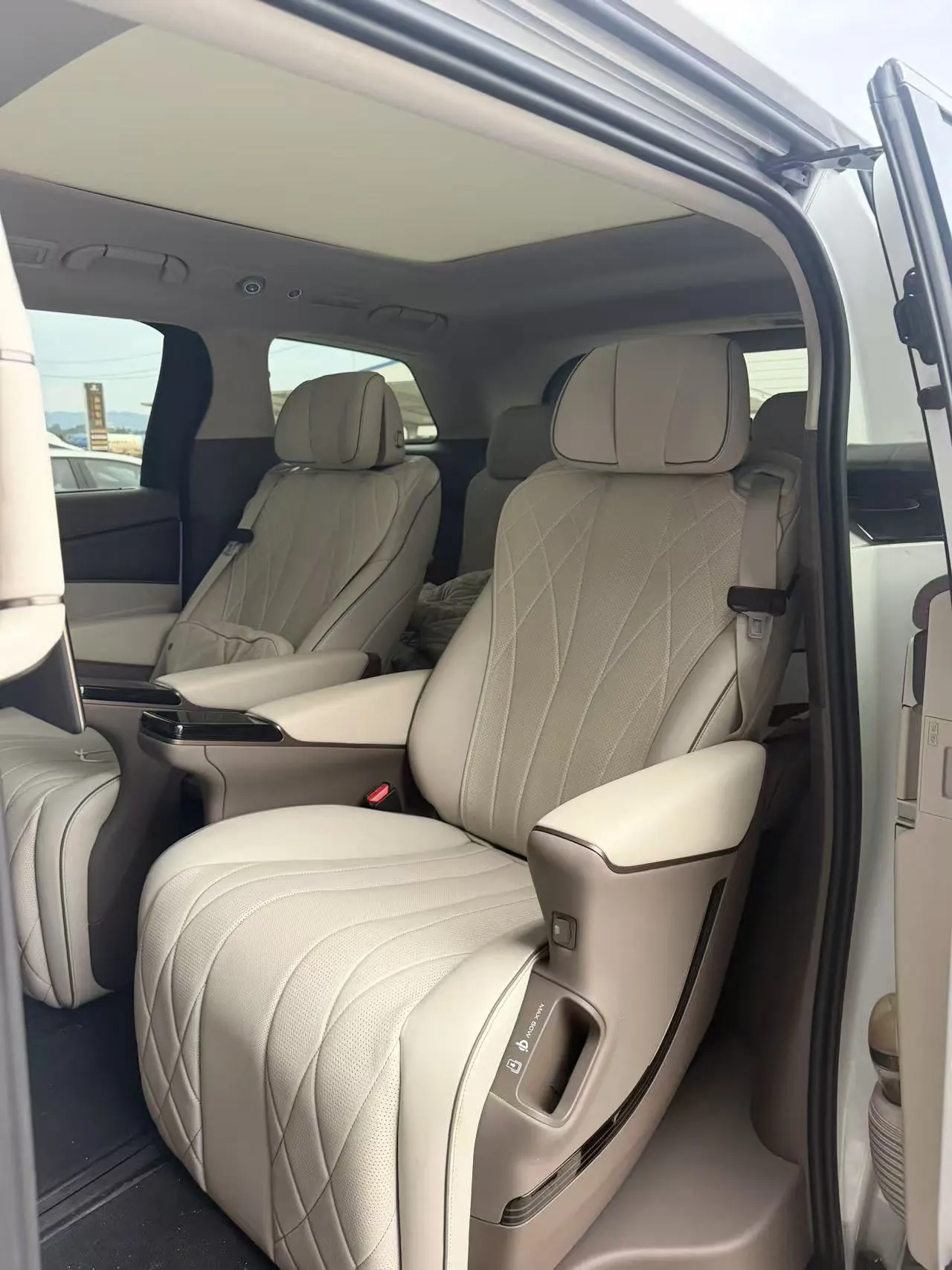 Denza 2022 Denza D9 DM-i 1.5T Stepless 970 Four-wheel Drive Honorable Automatic Gear 10