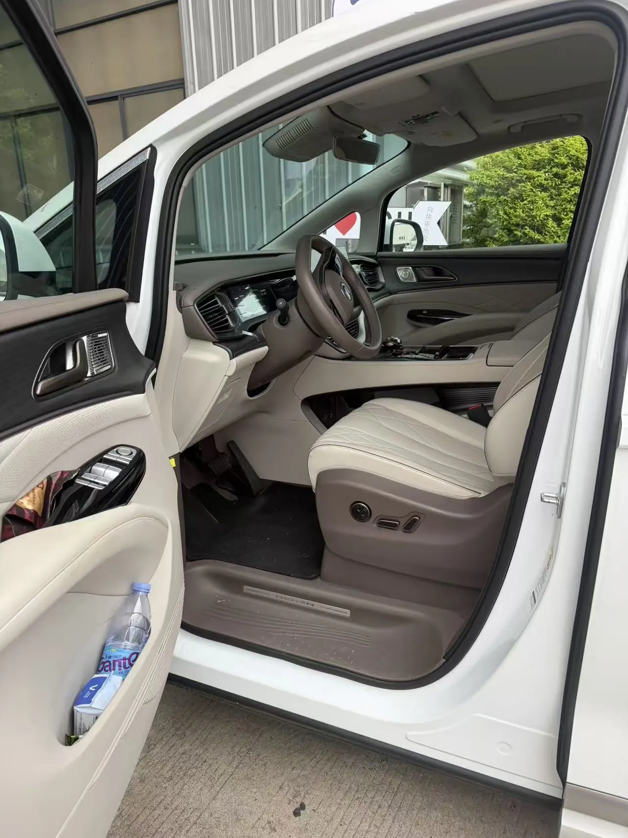 Denza 2022 Denza D9 DM-i 1.5T Stepless 970 Four-wheel Drive Honorable Automatic Gear 7