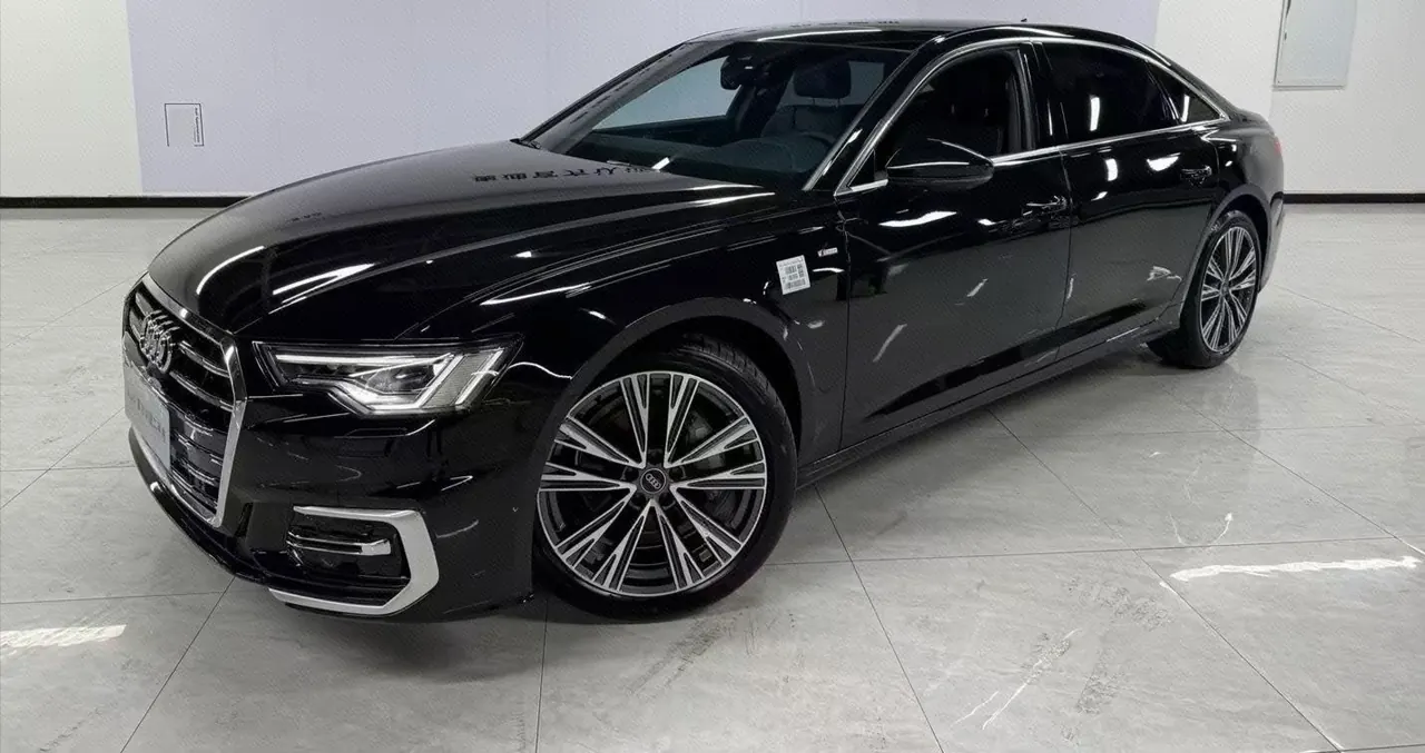 Открыть галерею: Audi 2025 A6L 2.0TFSI 45TFSI Quattro Selected Dynamic Automatic