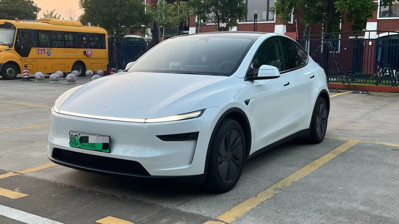 Открыть галерею: Tesla 2025 Model Y rear-wheel drive version automatic transmission