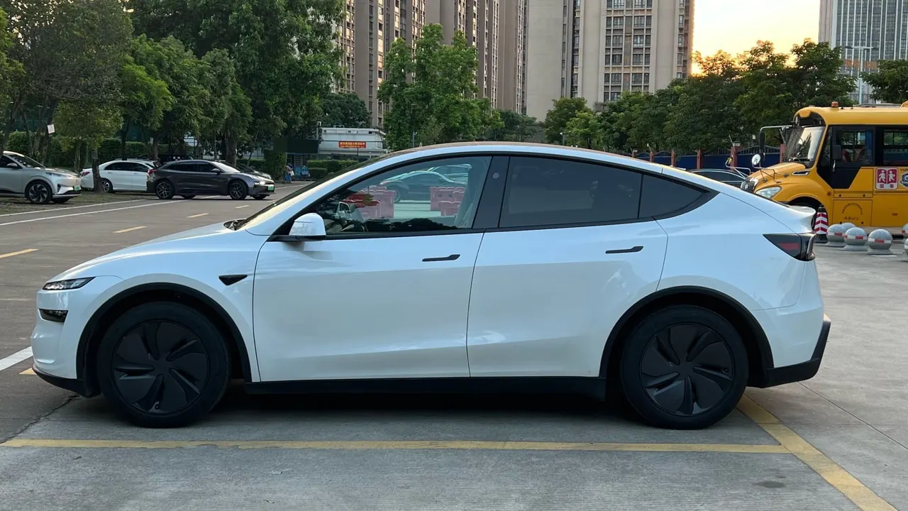 Tesla 2025 Model Y rear-wheel drive version automatic transmission 2