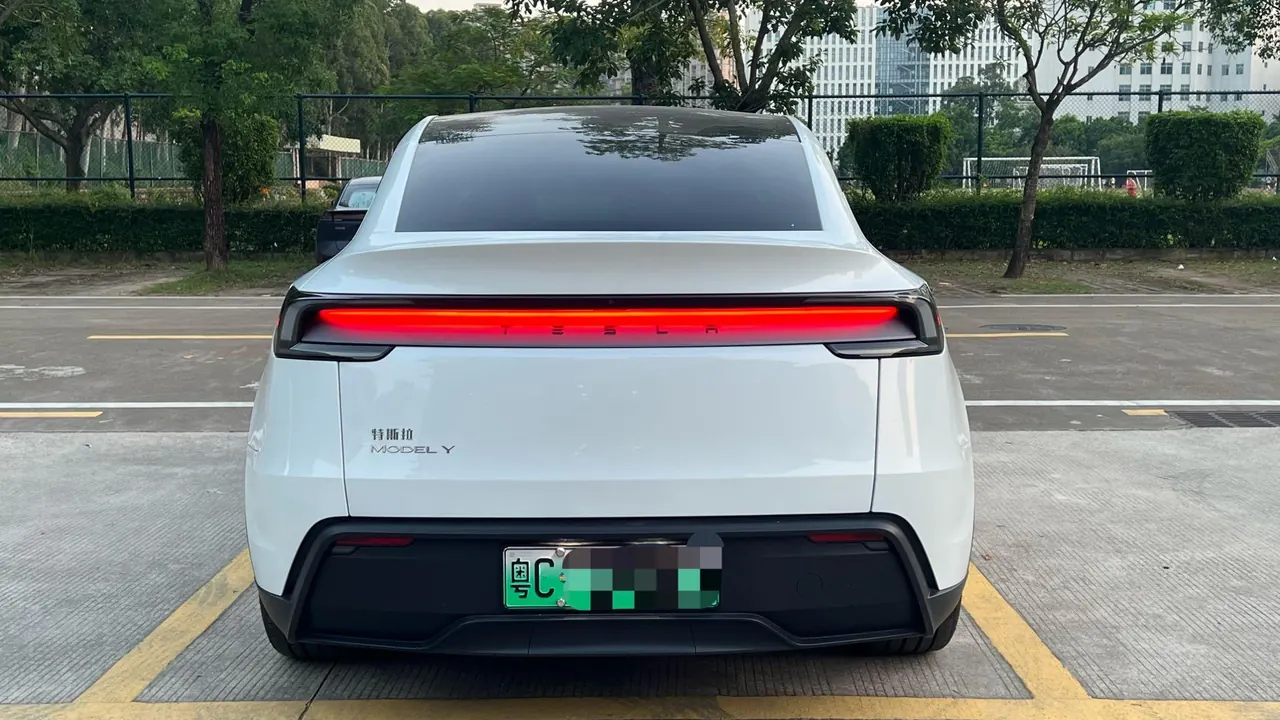 Tesla 2025 Model Y rear-wheel drive version automatic transmission 3