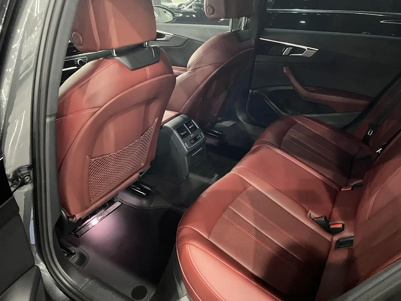 Audi 2025 A4L 2.0TFSI 40TFSI 2 million‑vehicle celebration edition, luxury sporty model, automatic transmission 4