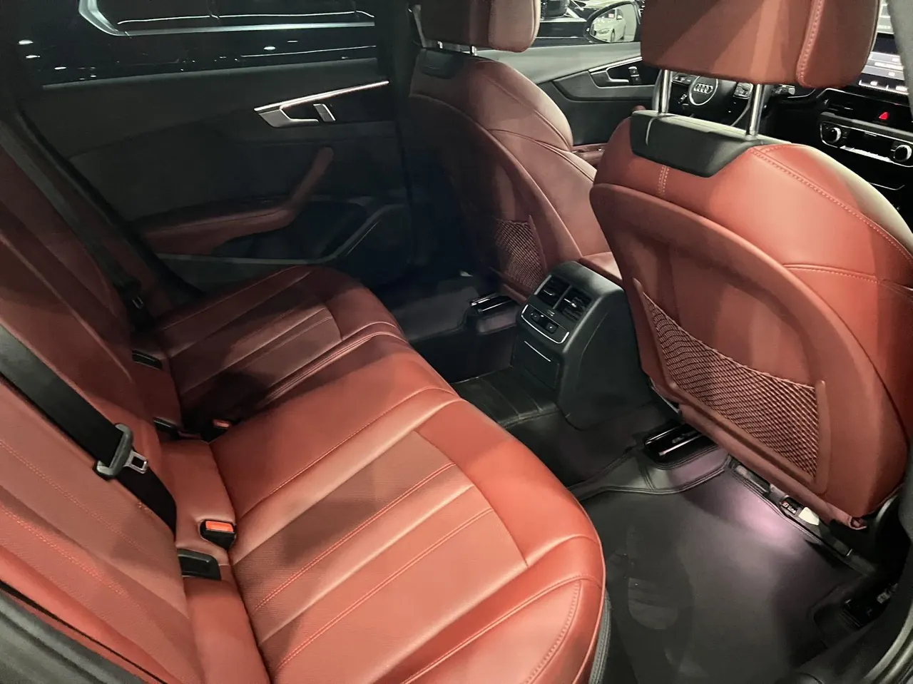 Audi 2025 A4L 2.0TFSI 40TFSI 2 million‑vehicle celebration edition, luxury sporty model, automatic transmission 5