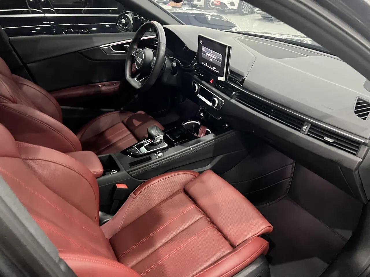 Audi 2025 A4L 2.0TFSI 40TFSI 2 million‑vehicle celebration edition, luxury sporty model, automatic transmission 6