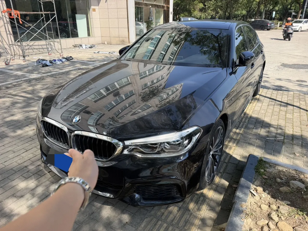 Открыть галерею: BMW 5 Series 2020 530Li 2.0T Leading M Sports Suit Automatic Gear